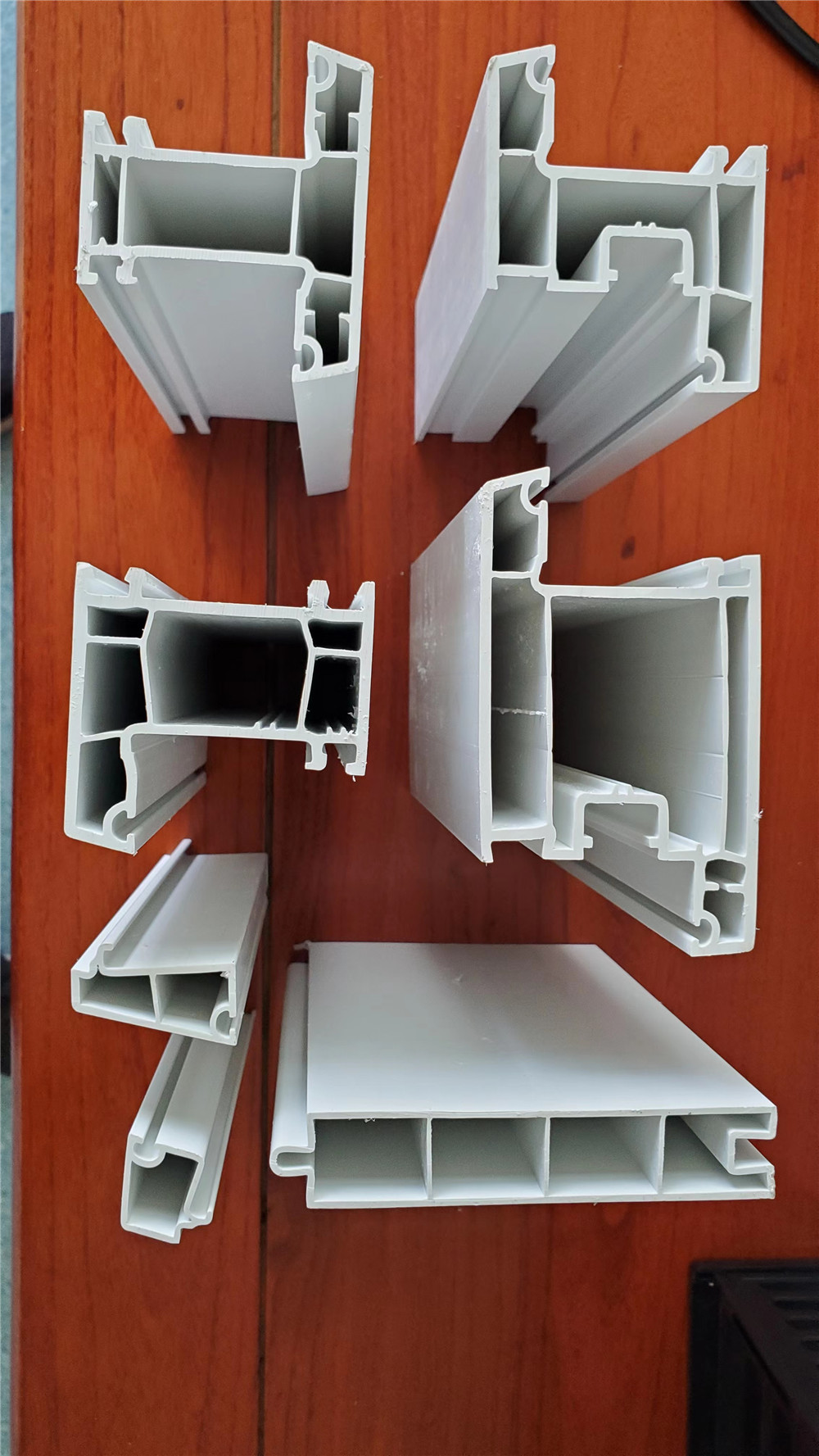 Stroj na vytlačování okenních dveří z PVC (1)